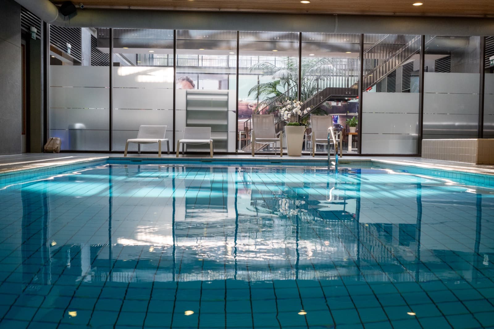 Binnenzwembad — wellness bij Knetemann